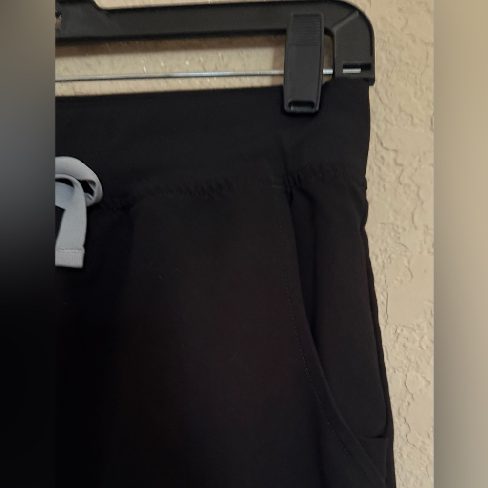 FIGS Black Jogger Scrub Pants Medium Petite M/P Elastic Waist Cargo Pocket - Picture 7 of 11